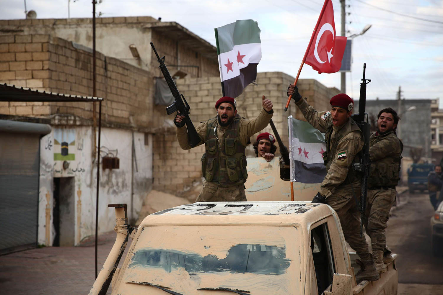 ميليشيات مدعومة من تركيا تستعرض شمال حلب وهي في طريقها لاحتلال منبج