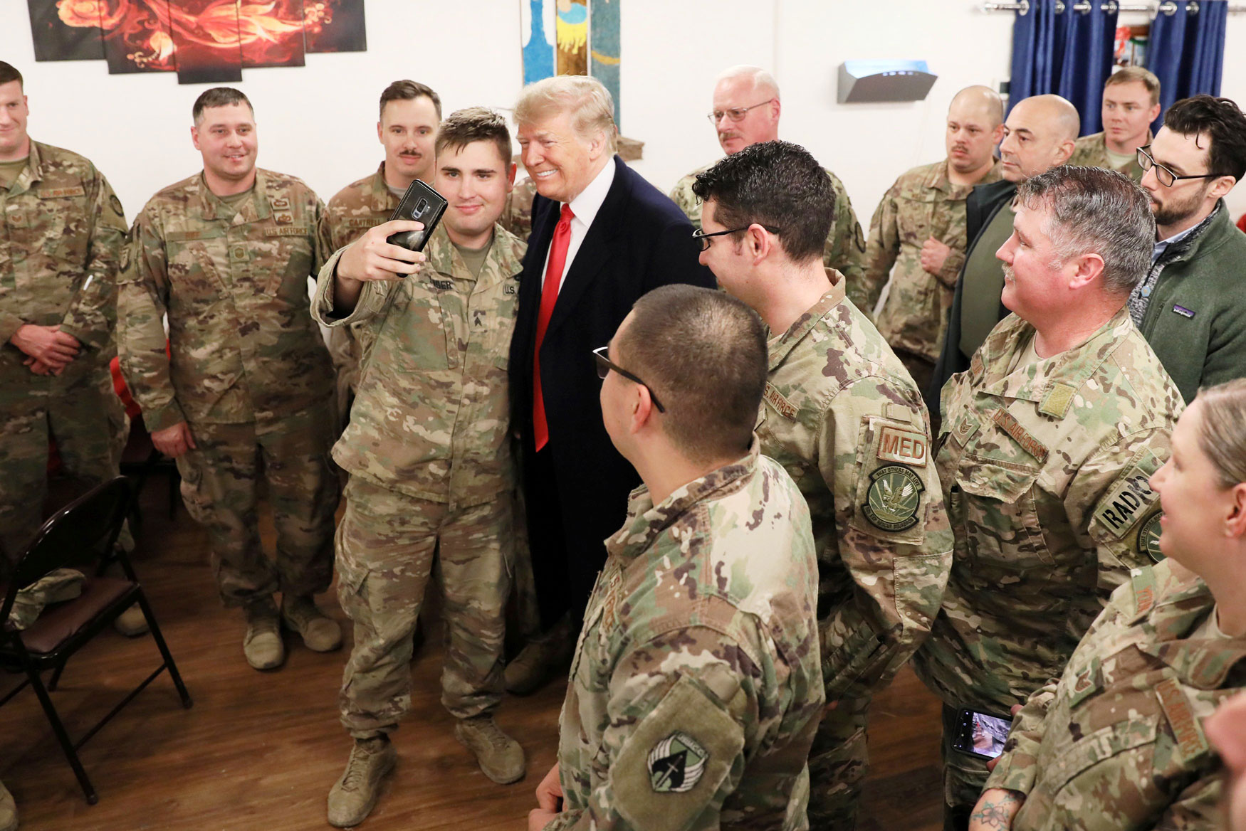 الرئيس الأميركي دونالد ترامب يمضي بضع ساعات مع الجنود الأميركيين في العراق