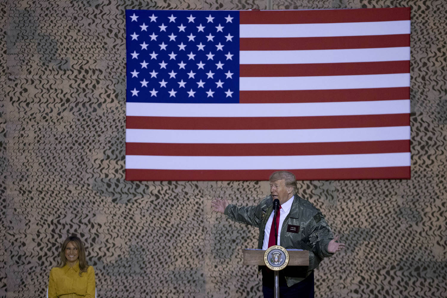 الرئيس الأميركي دونالد ترامب وزوجته ميلانيا في زيارة للقوات الأميركية في العراق