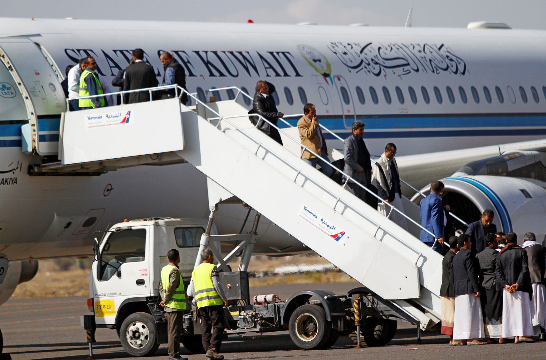 وفد الحوثيين يصل مطار صنعاء