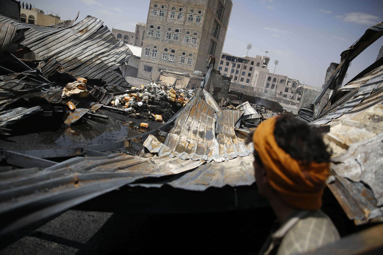 يمني ينظر على آثار القصف في صنعاء