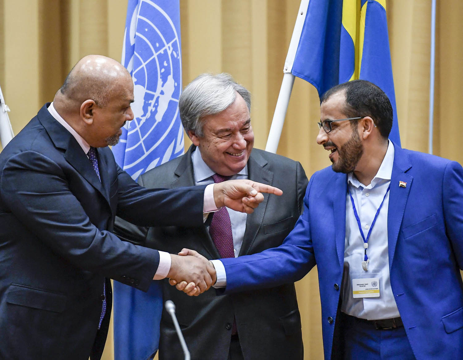 الأمين العام للأمم المتحدة أنطونيو غوتيريش يتوسط مصافحة وزير الخارجية اليمني خالد اليمان وممثل الحوثيين محمد عبدالسلام