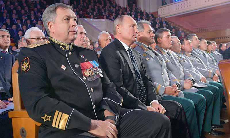 رئيس الاستخبارات العسكرية الروسية إيغور كوستيوكوف  إلى جانب الرئيس الروسي فلاديمير بوتين