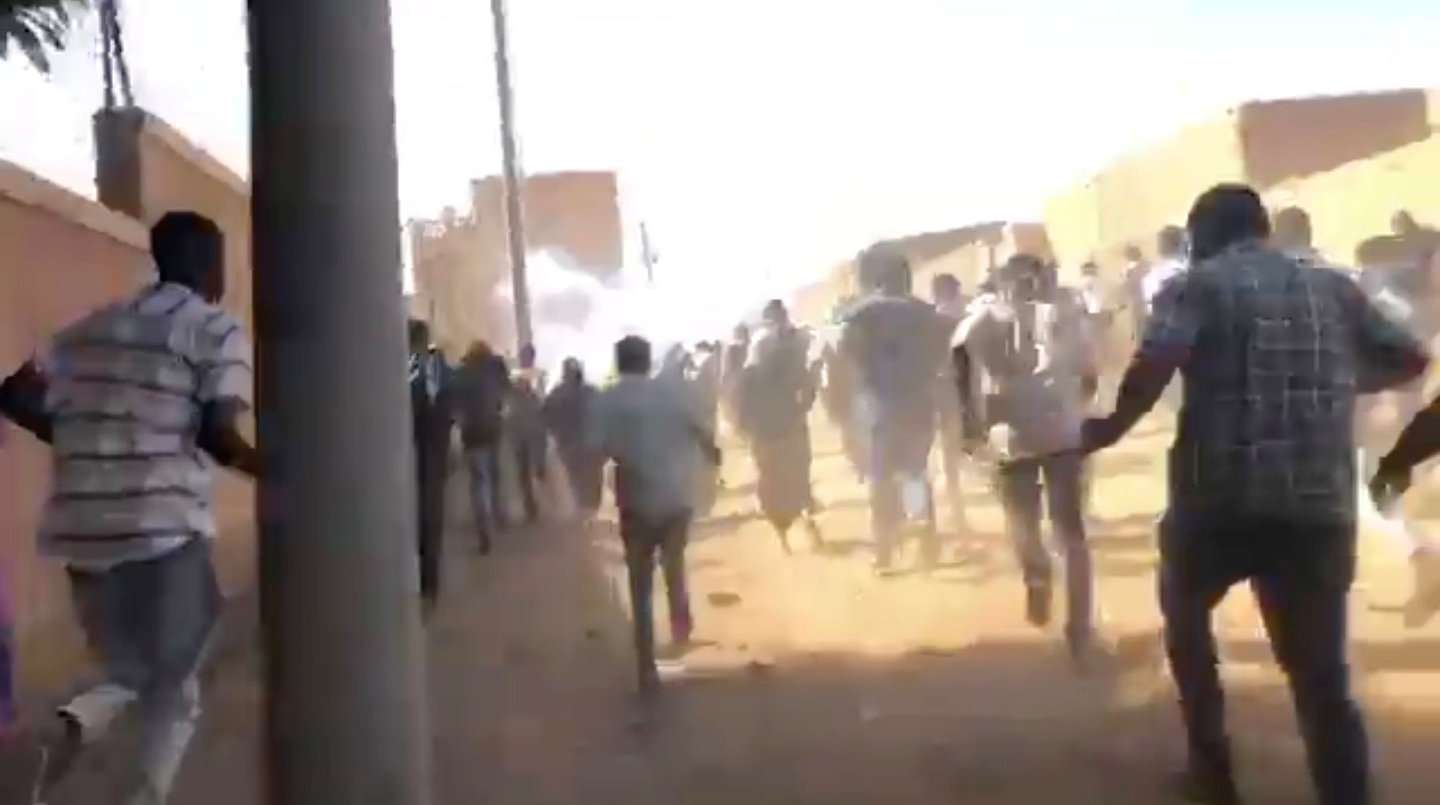 المحتجون السودانيون