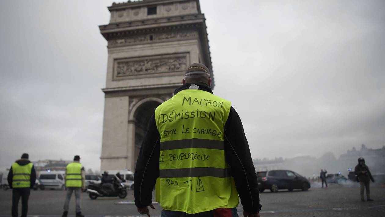 احتجاجات السترات الصفراء تزيد الضغوط على الرئيس الفرنسي