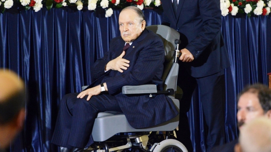 الرئيس الجزائري يتنقل على كرسي متحرك منذ اصابته بجلطة دماغية