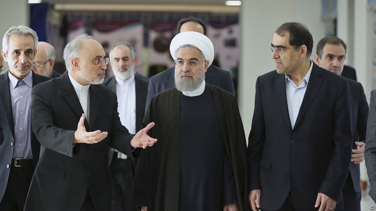 الرئيس الإيراني حسن روحاني يتوسط وزير الصحة حسن زاده هاشمي وعلي أكبر صالحي رئيس لجنة الطاقة الذرية
