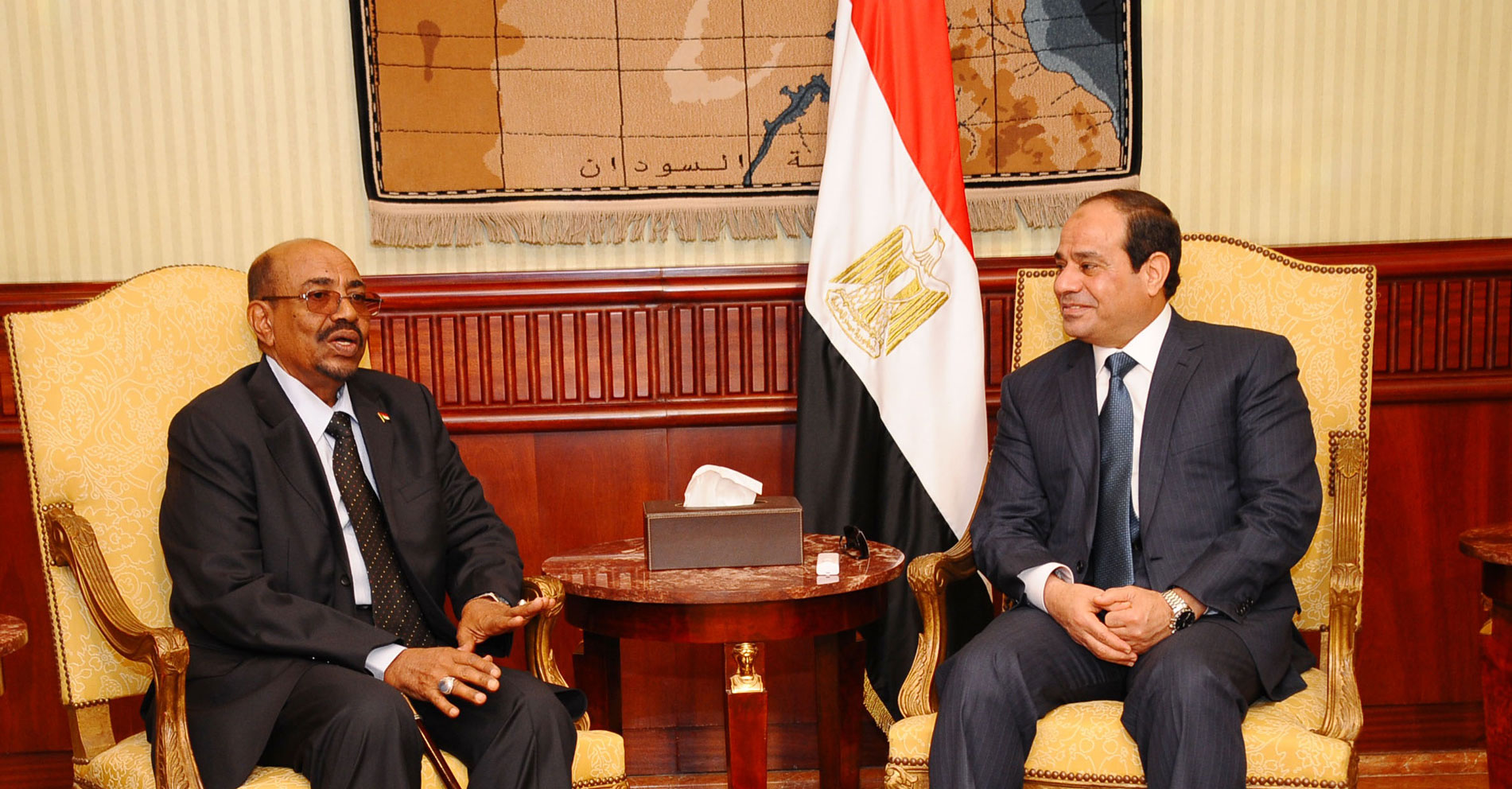 الرئيس السوداني عمر البشير مع الرئيس المصري عبدالفتاح السيسي في لقاء سابق