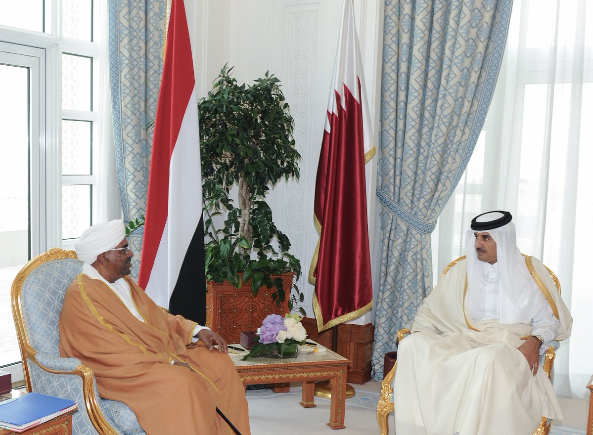 أمير قطر الشيخ تميم بن حمد خلال لقائه بالرئيس السوداني عمر البشير