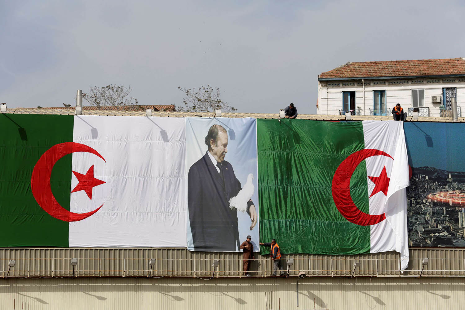 ملصق للرئيس الجزائري عبدالعزيز بوتفليقة وسط الجزائر