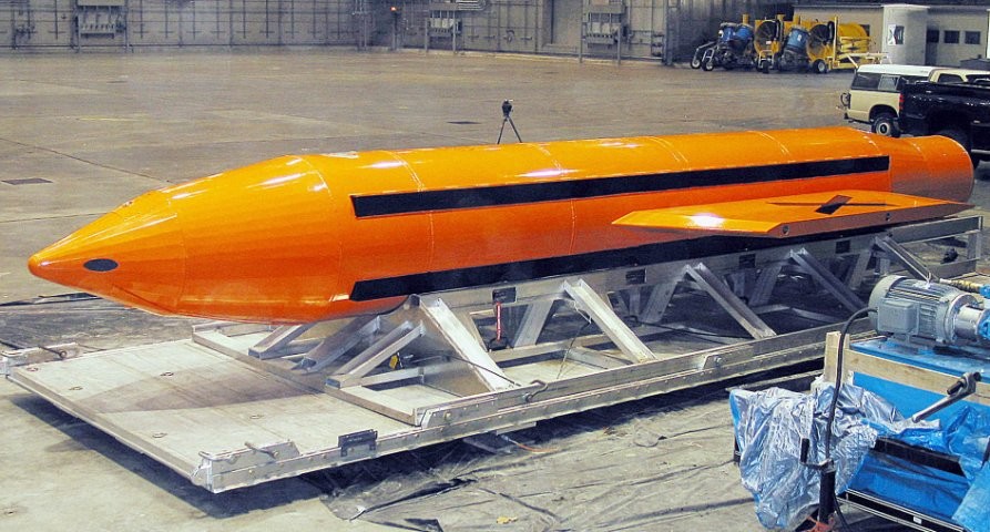 أم القنابل الاميركية تزن 9.8 أطنان وتشكل أضخم سلاح أميركي غير نووي 