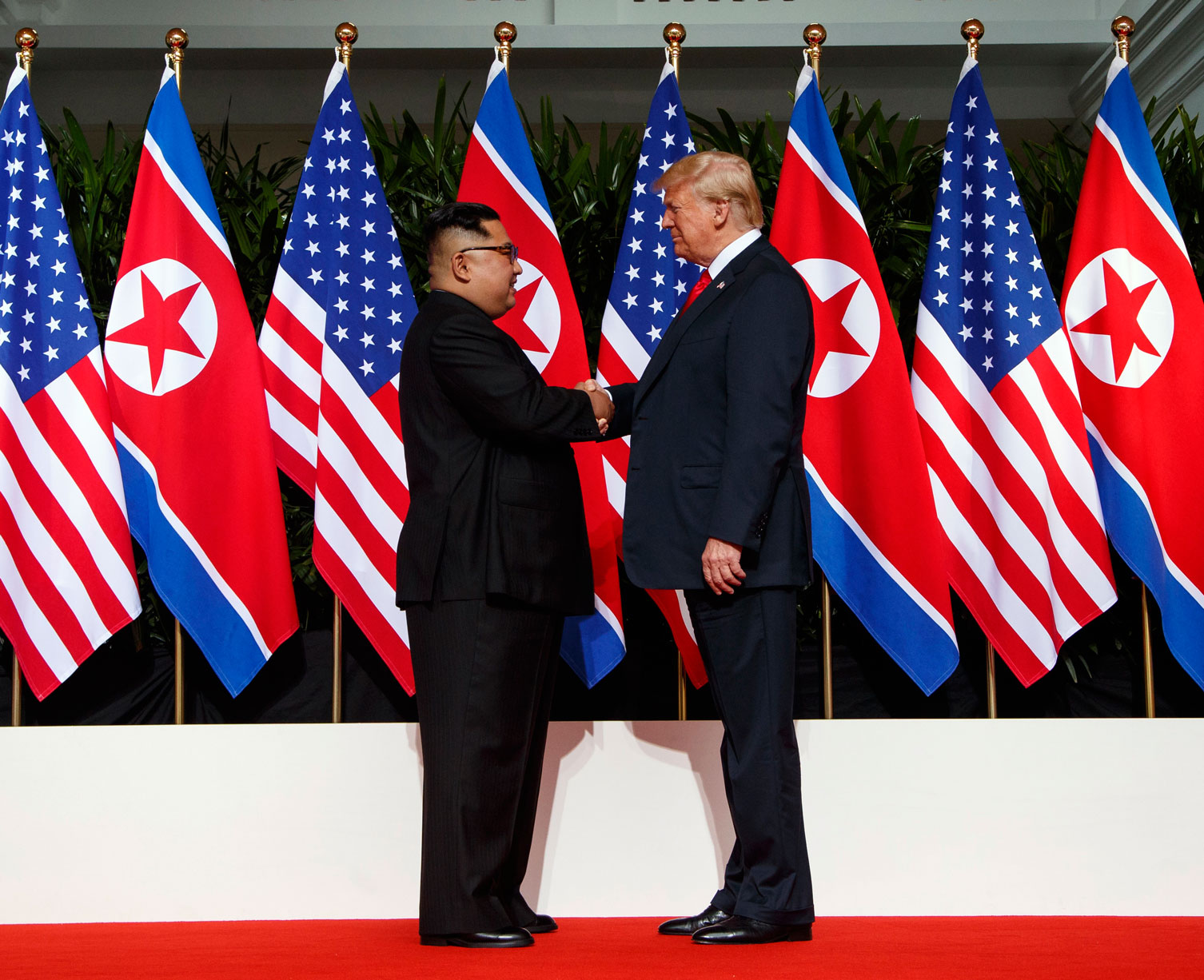 الزعيم الكوري الشمالي كيم جونغ اون في أول لقاء تاريخي مع الرئيس الأميركي دونالد ترامب