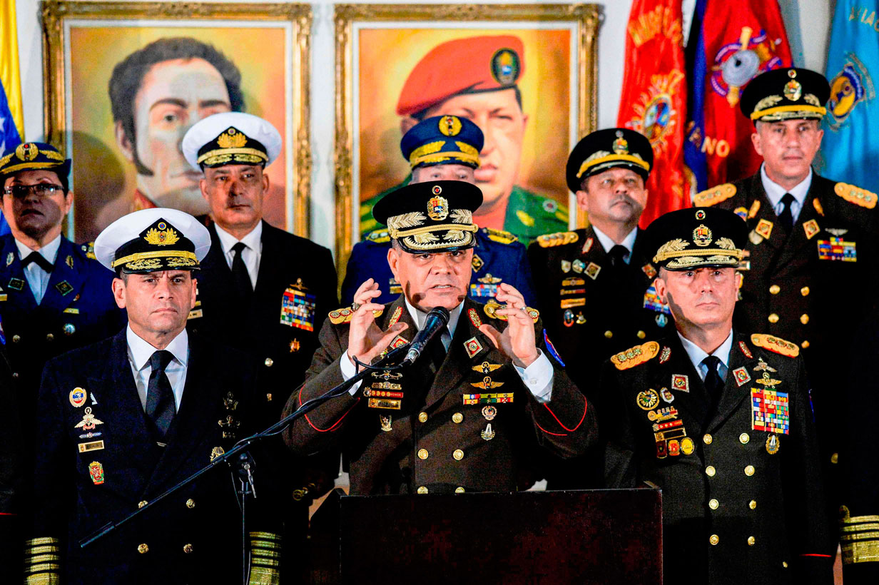 وزير الدفاع الفنزويلي الجنرال فلاديمير بادرينو لوبيز وكبار قادة الجيش