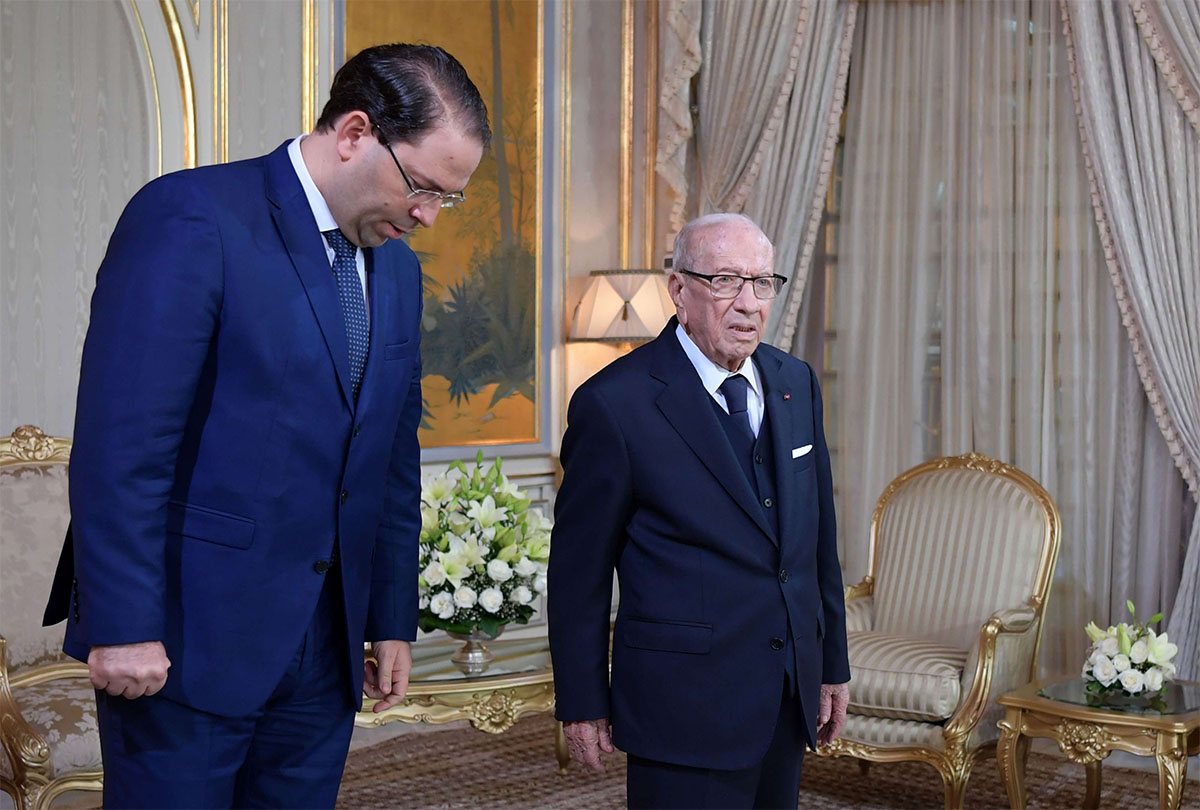 Tunisian President Beji Caid Essebsi (R) and Prime Minsiter Youssef Chahed