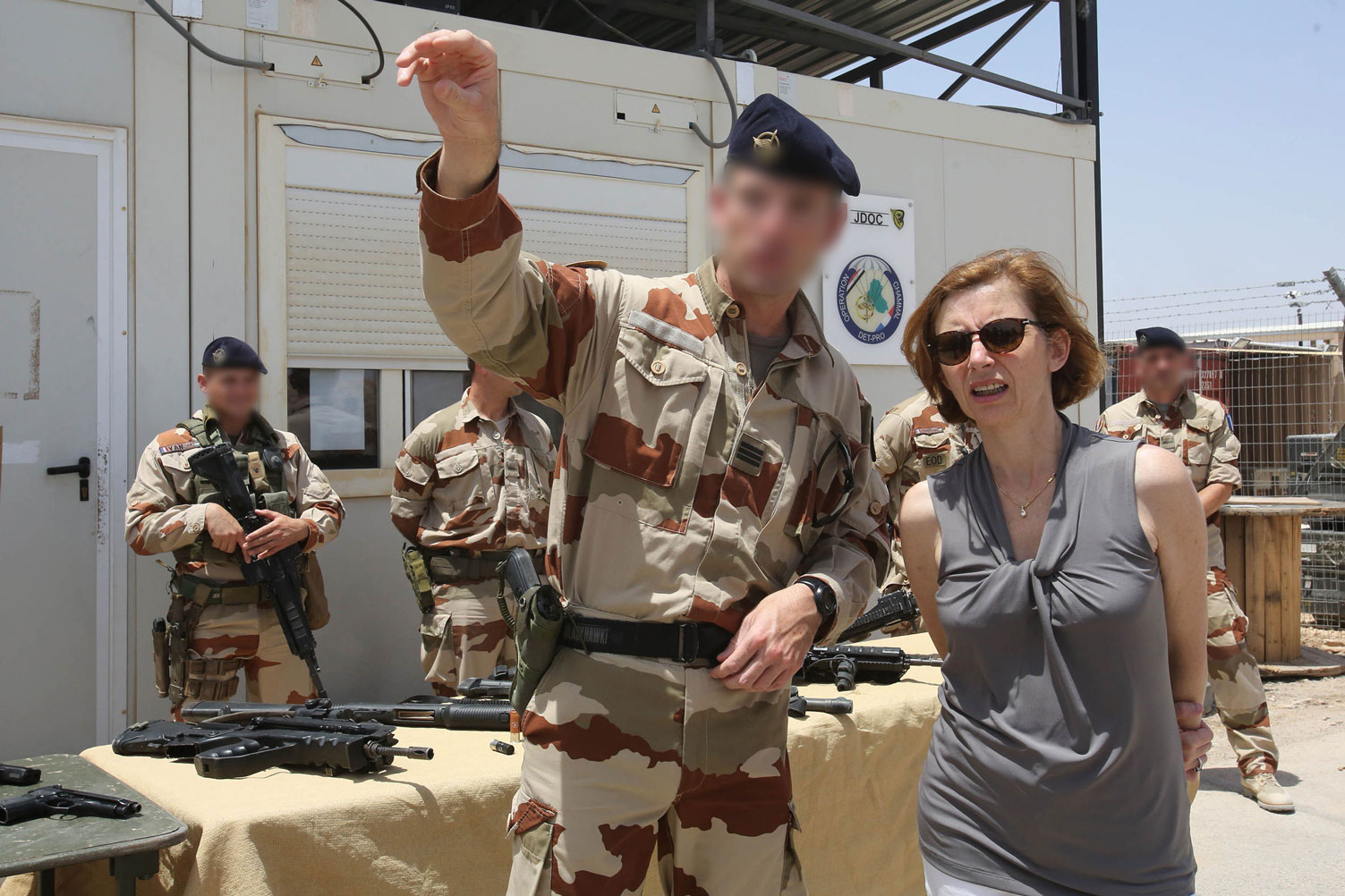 وزيرة الجيوش الفرنسية فلورنس بارلي تزور قوات بلادها في قاعدة "اتش 5" الجوية الأردنية