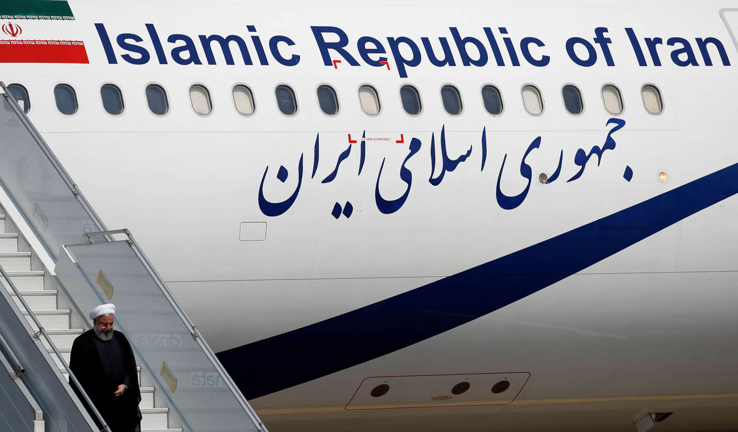 الرئيس الإيراني ينزل من طائرة الرئاسة