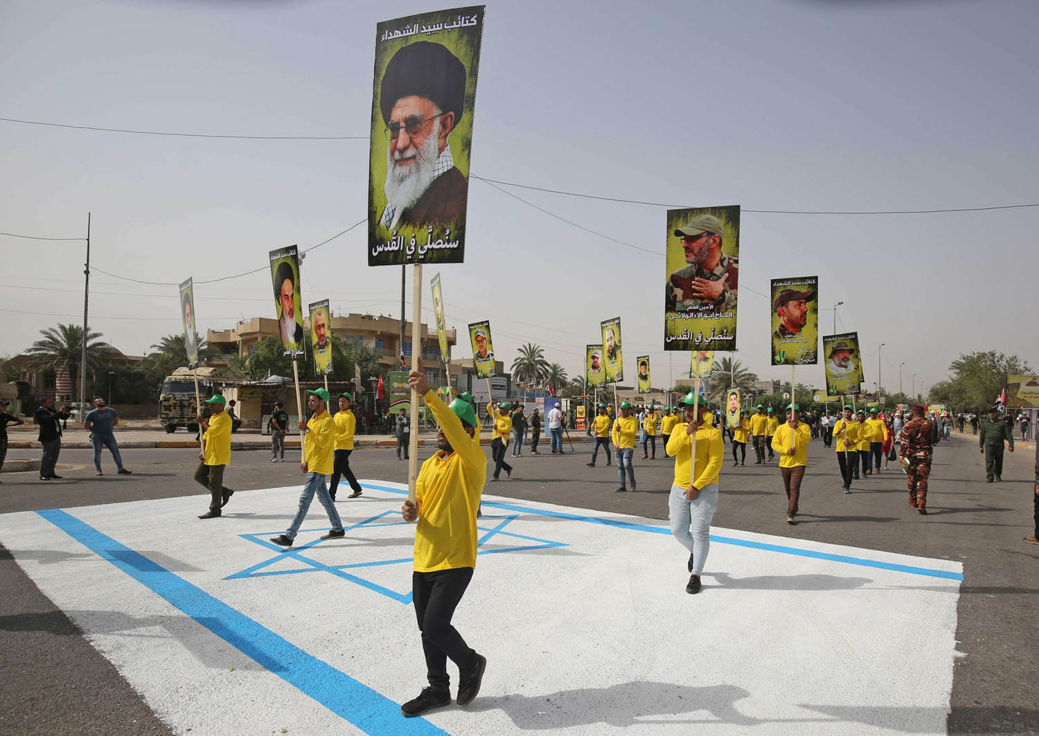 شيعة عراقيون في مسيرة تؤيد إيران وسط بغداد