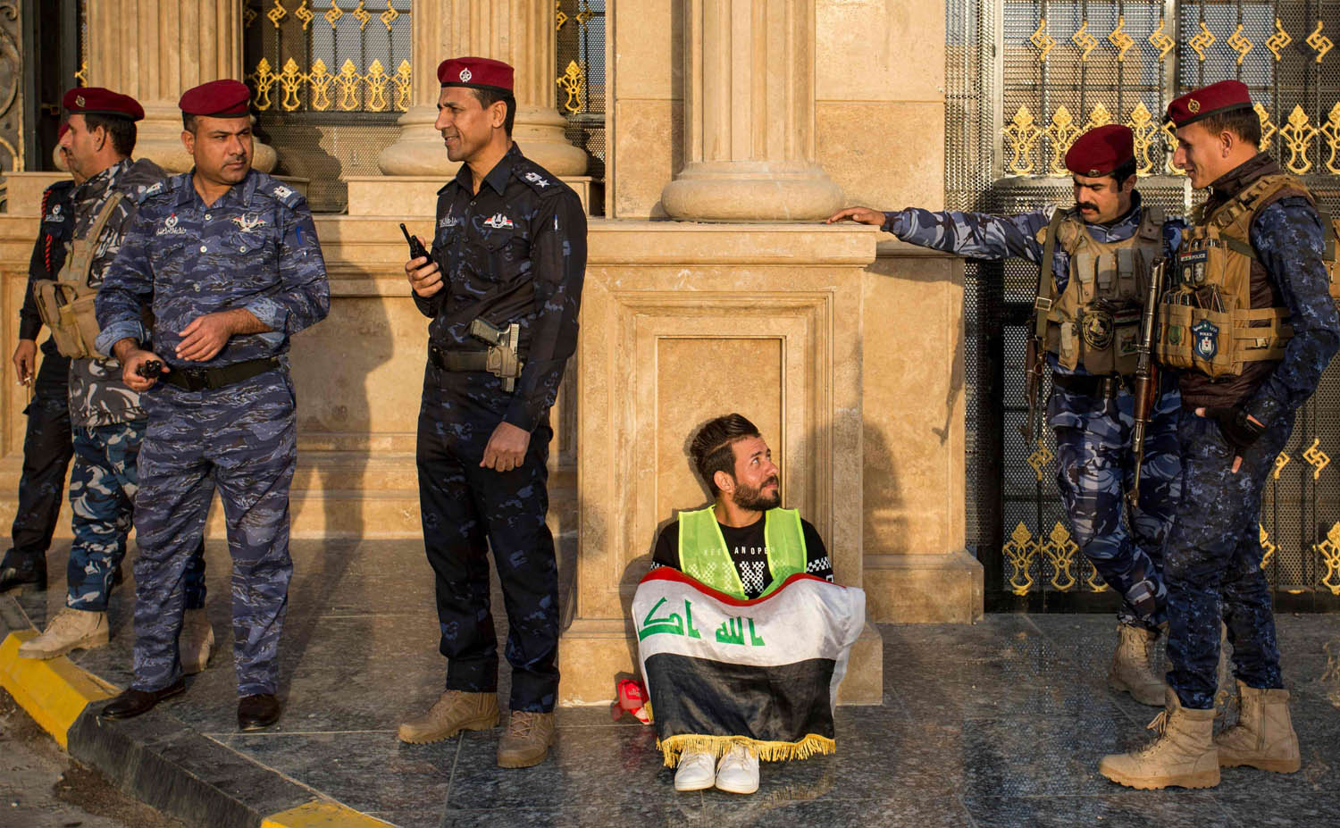 رجال أمن عراقيون يتحدثون مع محتج في البصرة