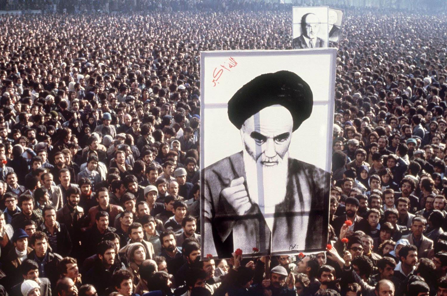 إيرانيون يرفعون صورة الخميني عام 1979