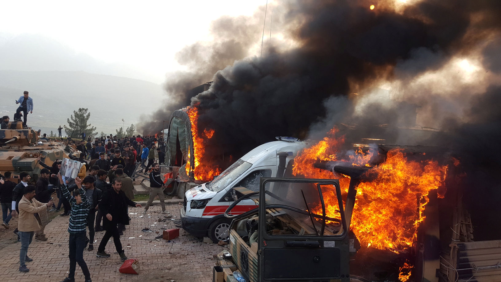النيران تلتهم عربات ومدرعات تركية في معسكر بدهوك