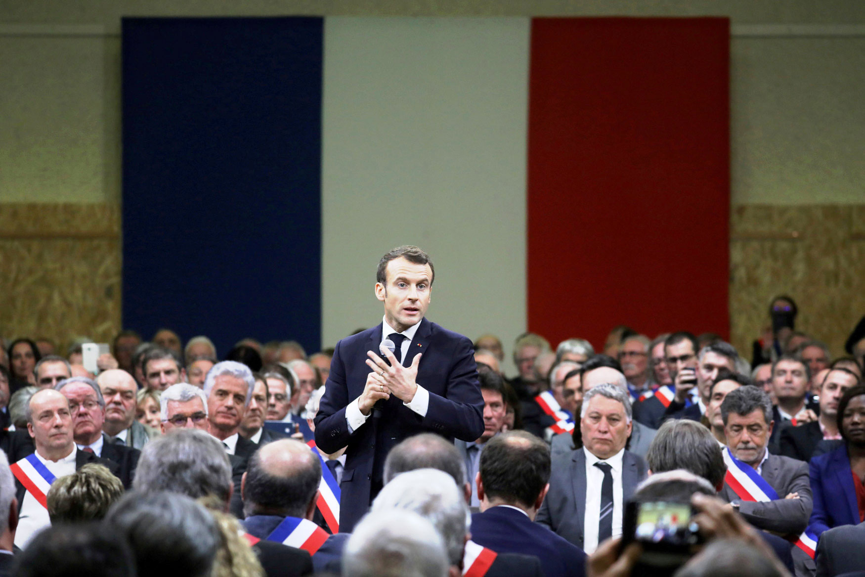 الرئيس الفرنسي امانويل ماكرون يخاطب المئات من رؤساء البلديات
