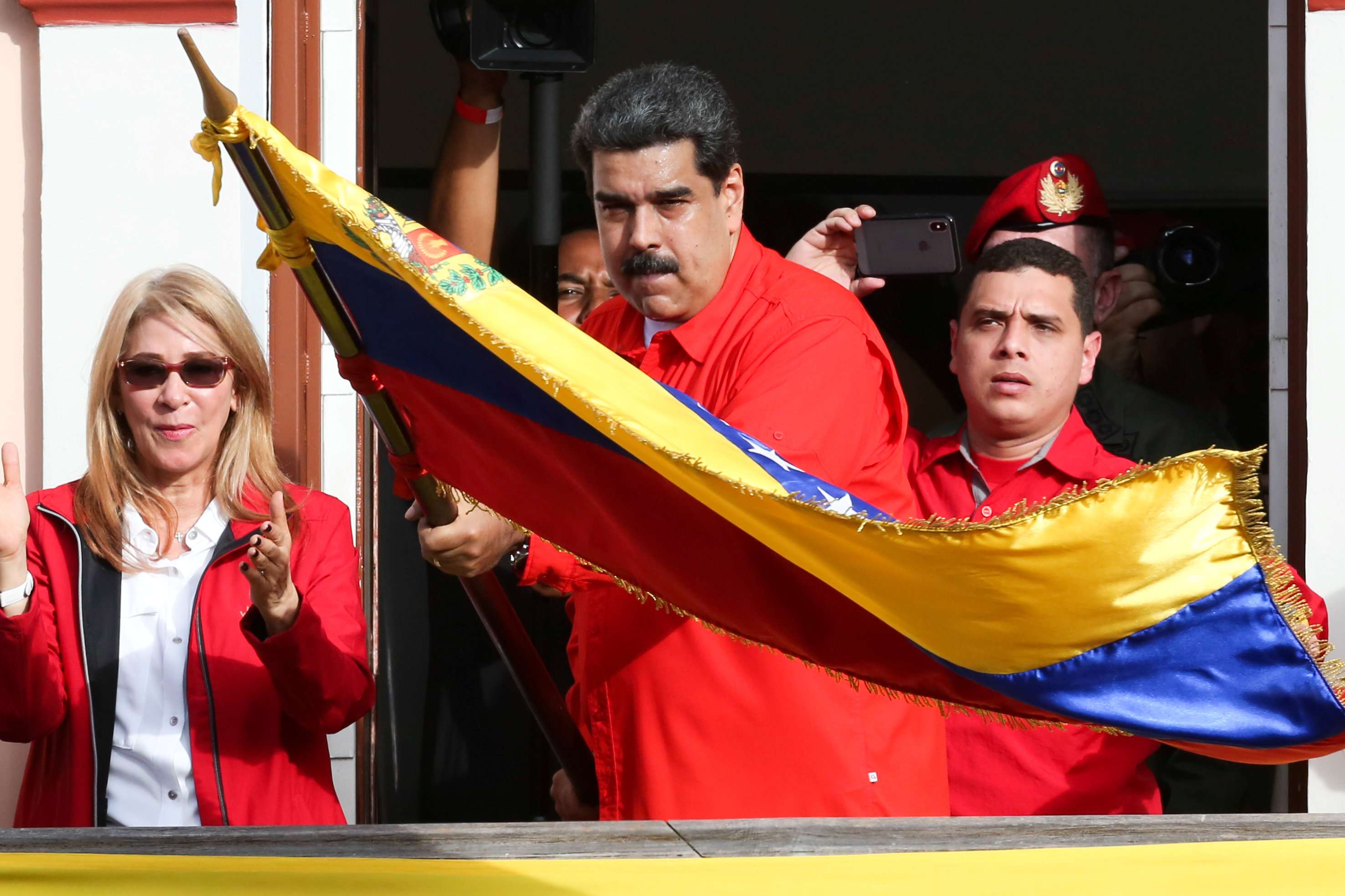 مادورو قد يواجه تدخلا عسكريا اذا تفاقمت الأزمة