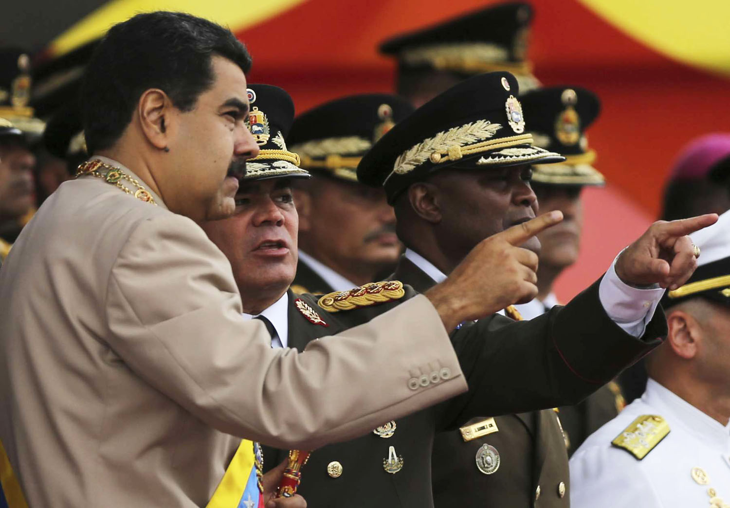 مادورو للجيش: لا تكونوا خونة أبدا بل أوفياء دائما
