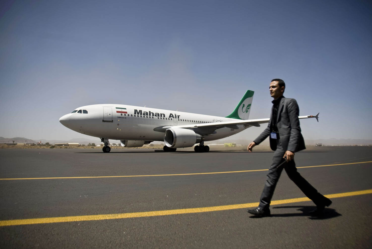 طائرة شركة ماهان الإيرانية متوقفة في مطار صنعاء