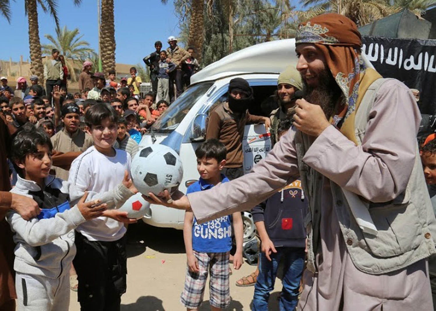 شيخ من داعش يقدم عظة لأطفال خلال فترة احتلال التنظيم للرقة