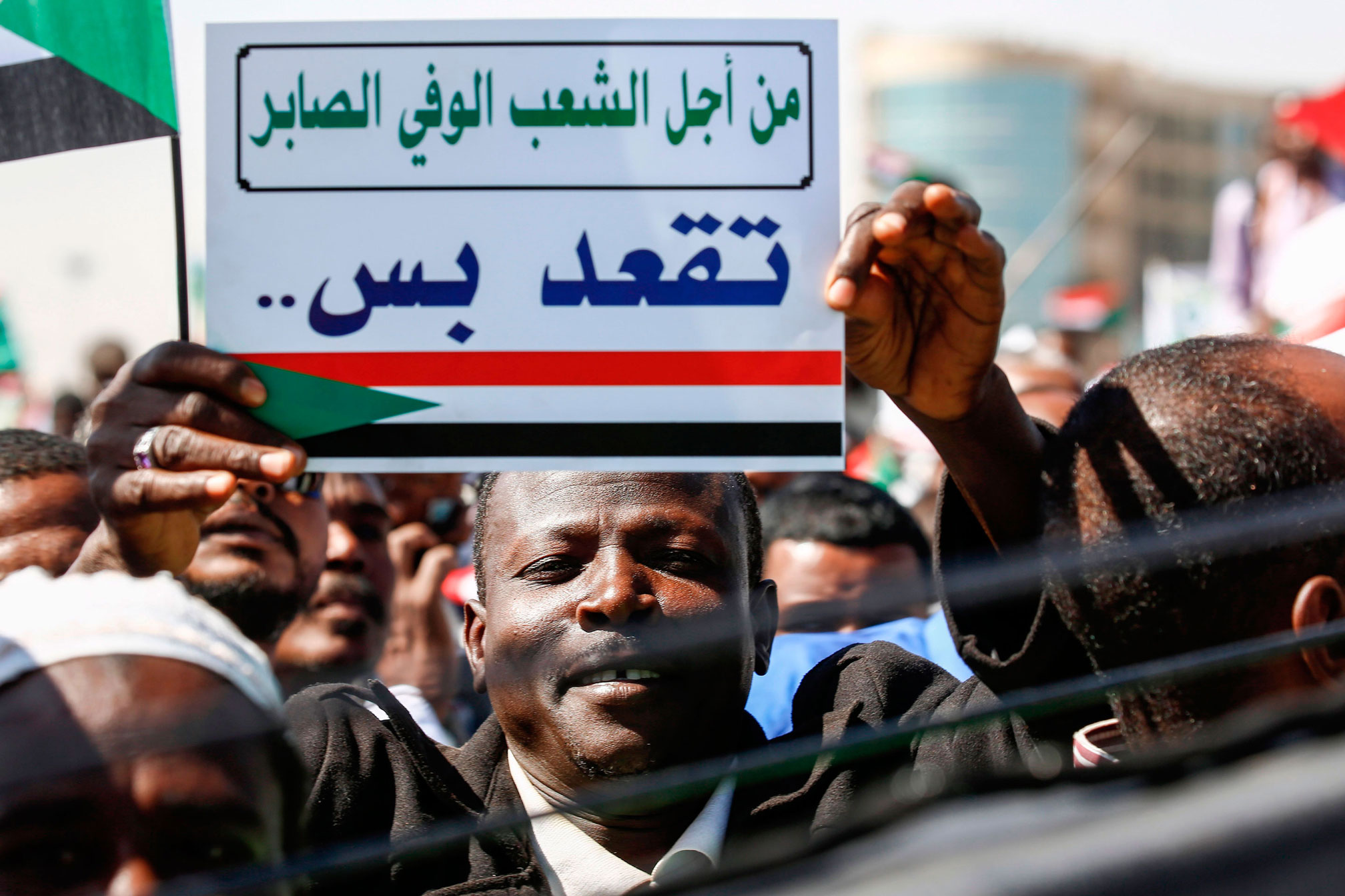 مظاهرات مؤيدة للرئيس السوداني: سيناريو تكرر في كل الدول التي شهدت انتفاضات شعبية انتهت بسقوط أنظمتها