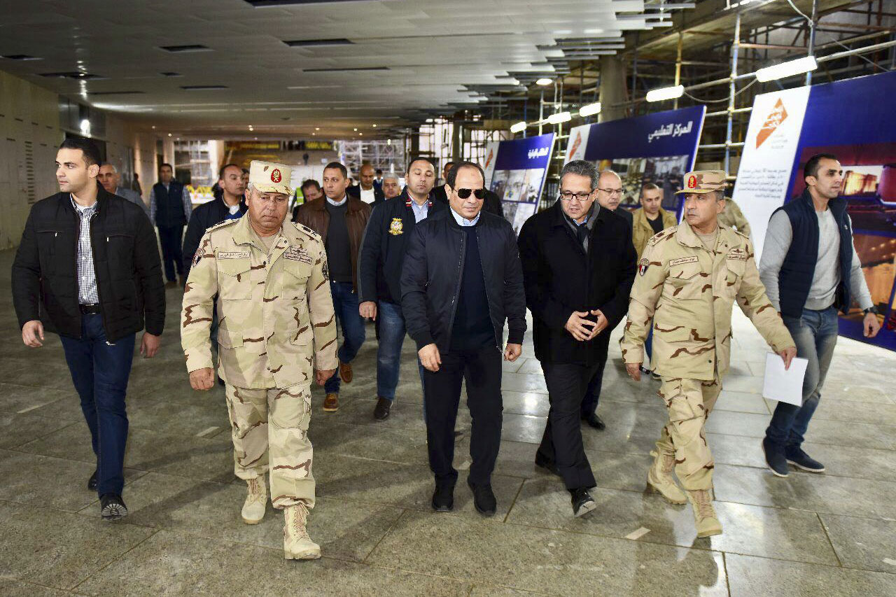 Egyptian President Abdel Fattah el-Sisi (C) inspects the progress of work during a tour of the Grand Egyptian Museum.