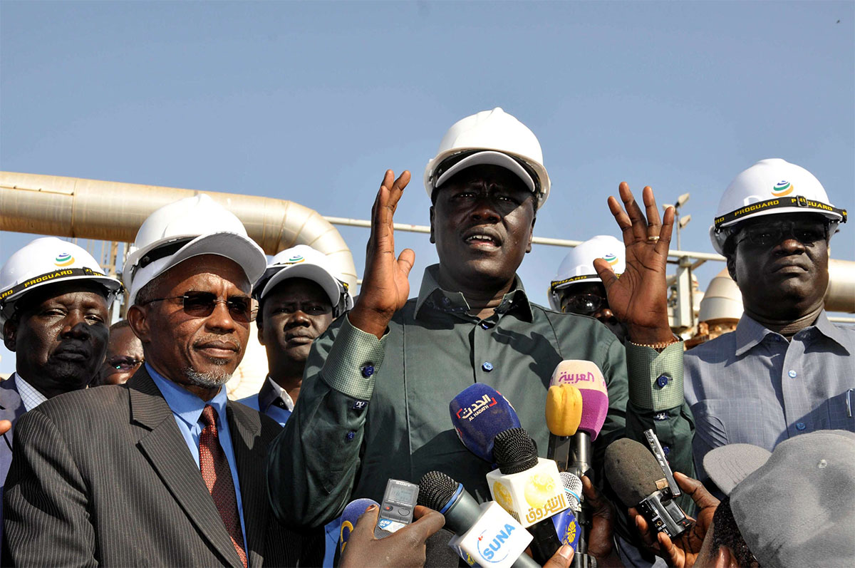 South Sudan's Oil minister Ezekiel Lul Gatkuoth (C) and Sudan's oil minister, Azhari Abdel Qader(L)