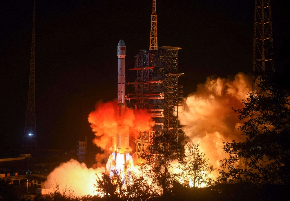 صاروخ لونغ مارس 3 بي ينطلق ناقلا مركبة تشانغ آه-4 القمرية