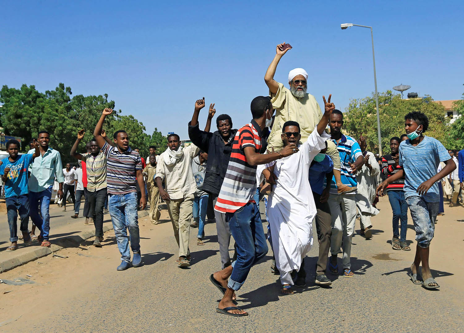 متظاهرون سودانيون في الخرطوم احتجاجا على سياسات البشير