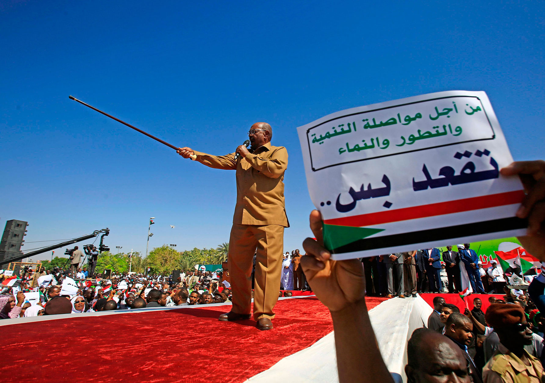 الرئيس السوداني عمر البشير يلوذ لخطابات شعبوية طلبا للدعم الشعبي في وجة مظاهرات تطالب برحيله