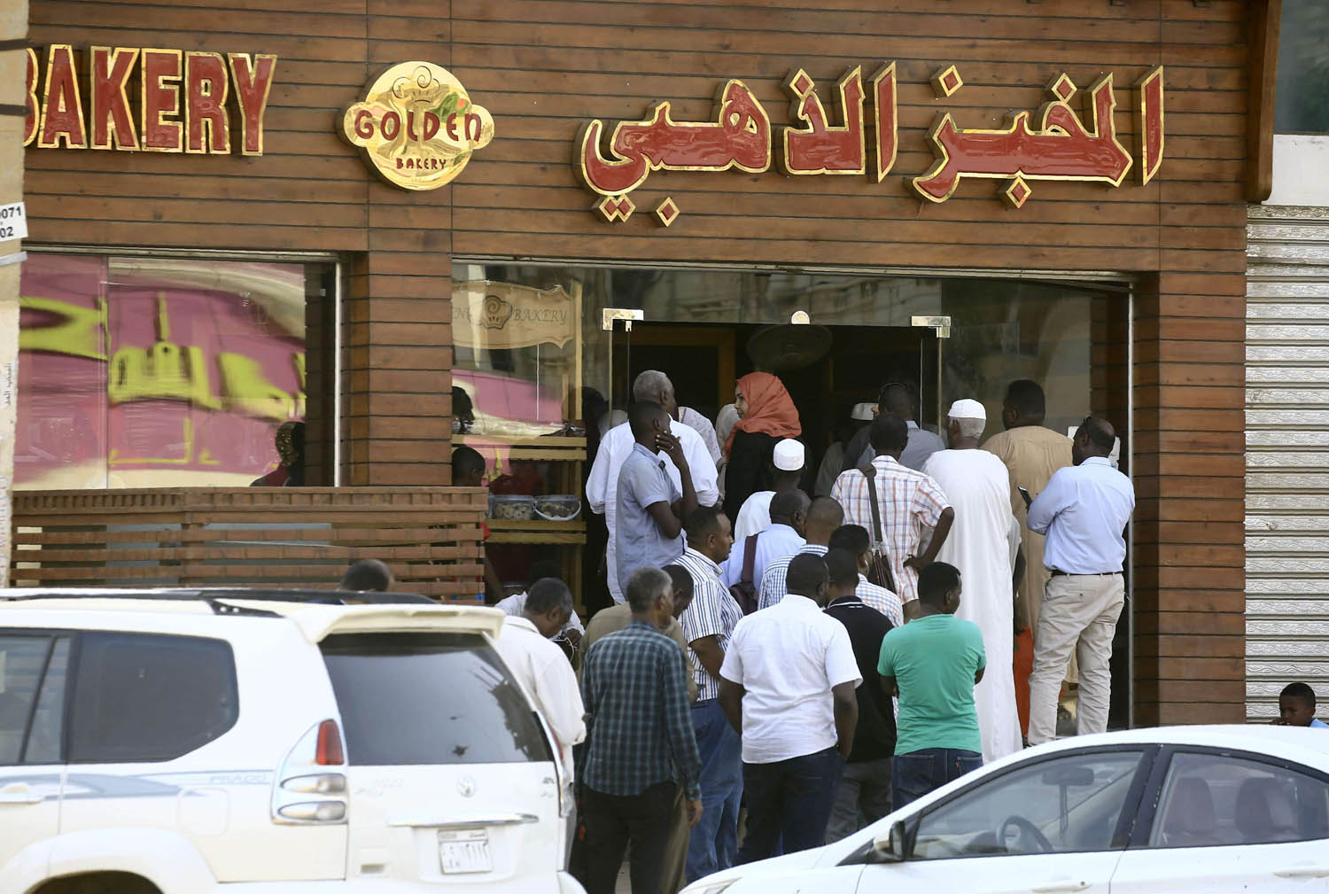 سودانيون يتجمعون عند مخبز في الخرطوم