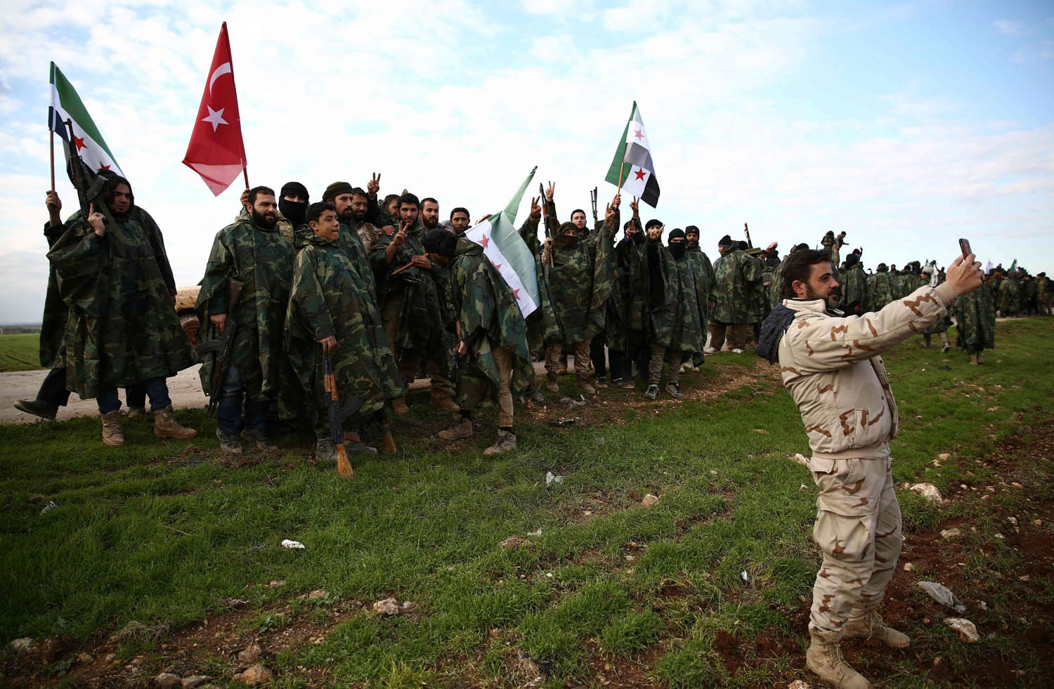 قوات سورية تابعة لتركيا تستعد للتحرك في مناطق تنسحب منها القوات الأميركية