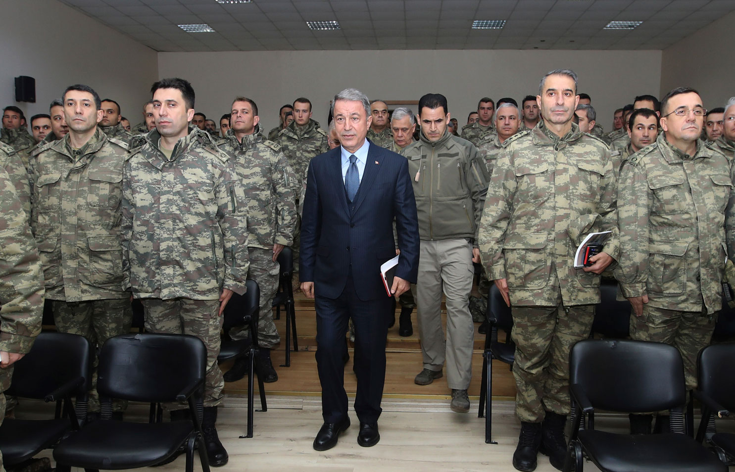 وزير الدفاع التركي خلوصي اكار يتوسط عددا من الجنود وقادة الجيش 