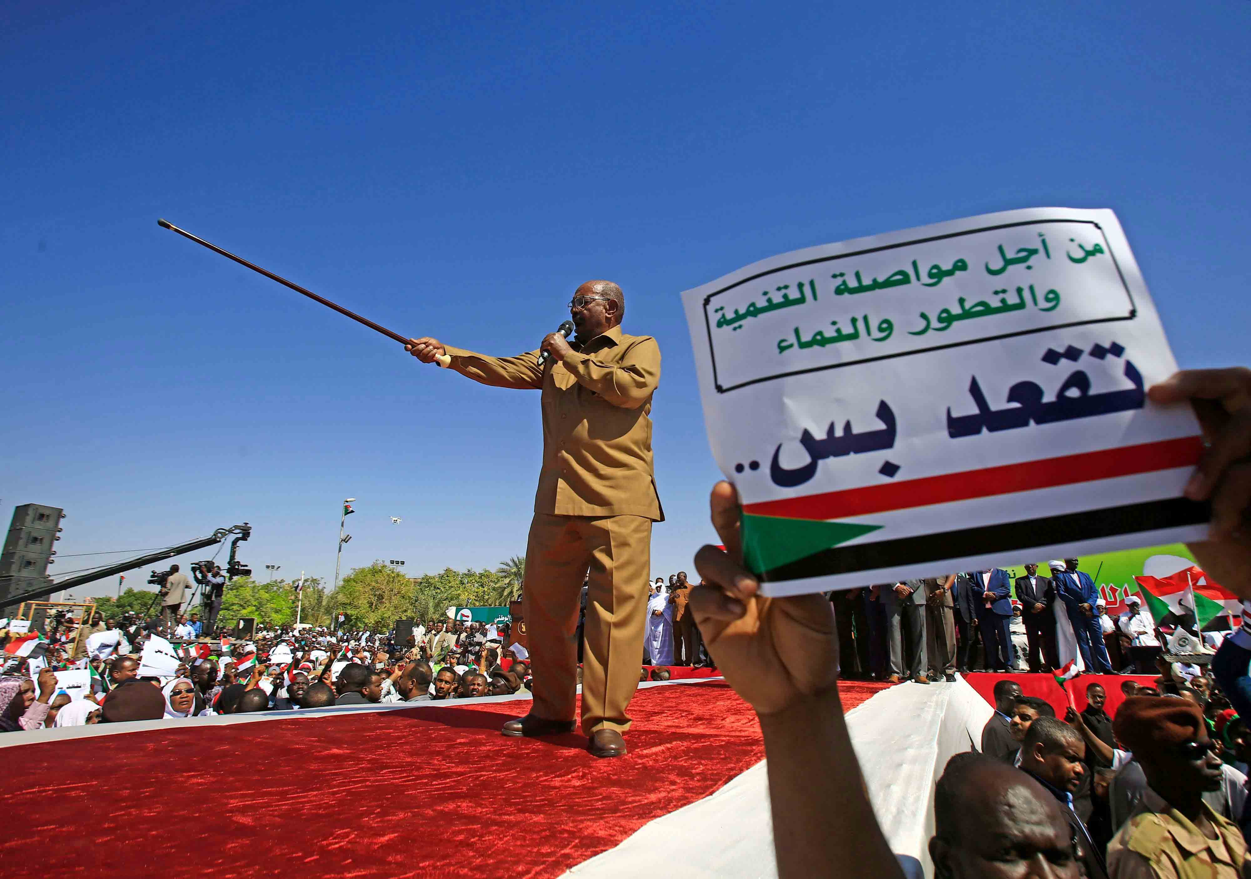 البشير يعلن أن السودان لن يلحق بالدول المنهارة