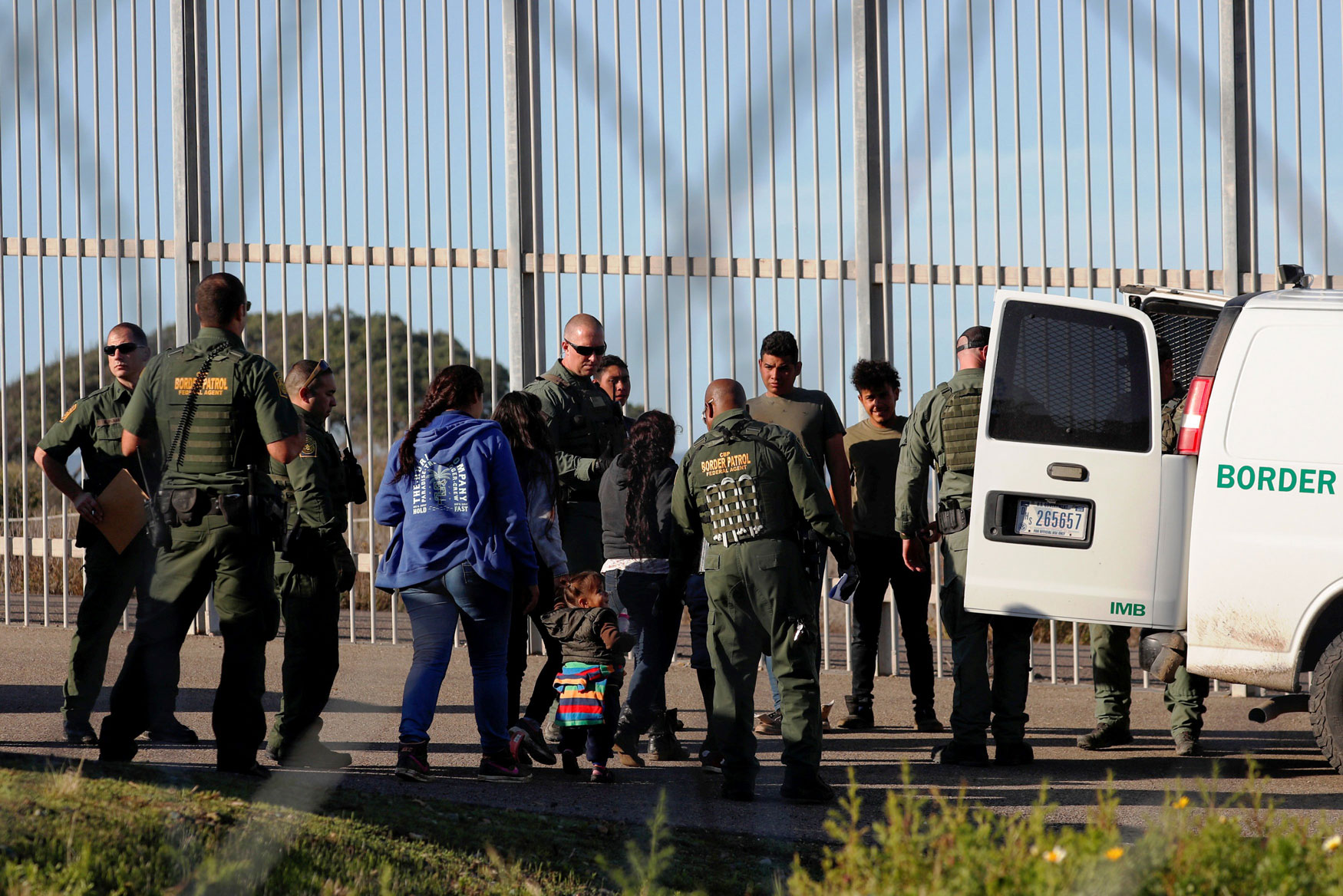الحدود مع المكسيك معضلة تؤرق الرئيس الأميركي
