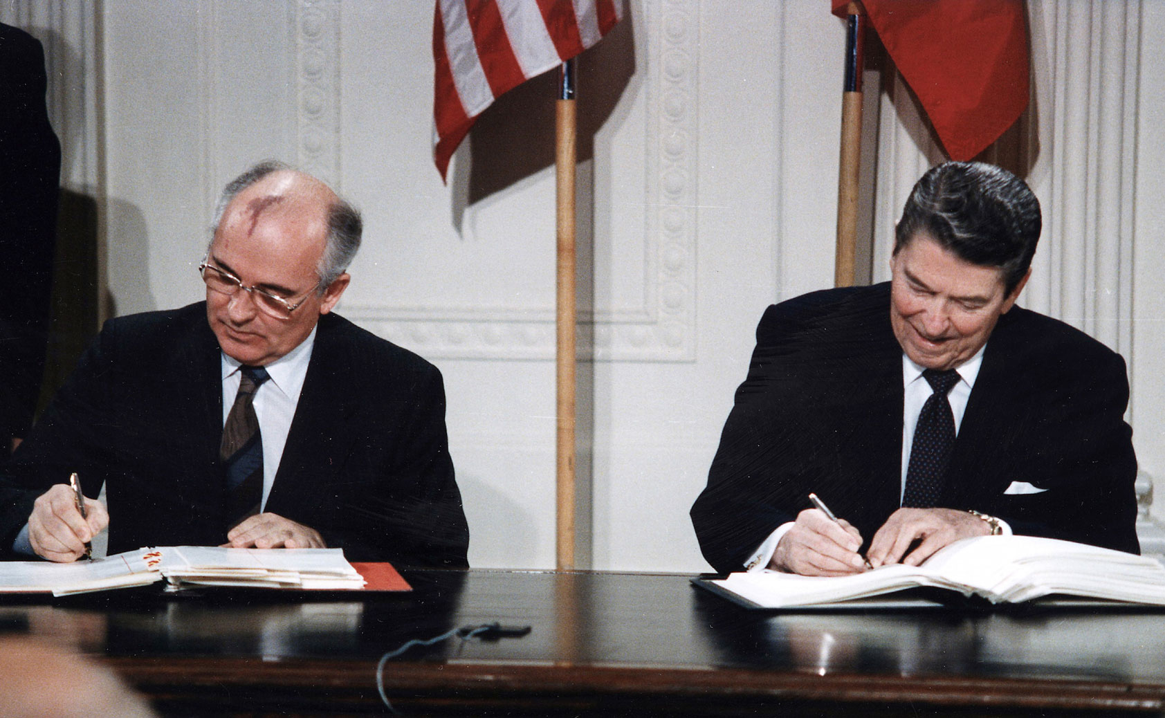 الرئيس الأميركي (الراحل) دونالد ريغن وغوربوتشوف آخر زعيم للاتحاد السوفييتي