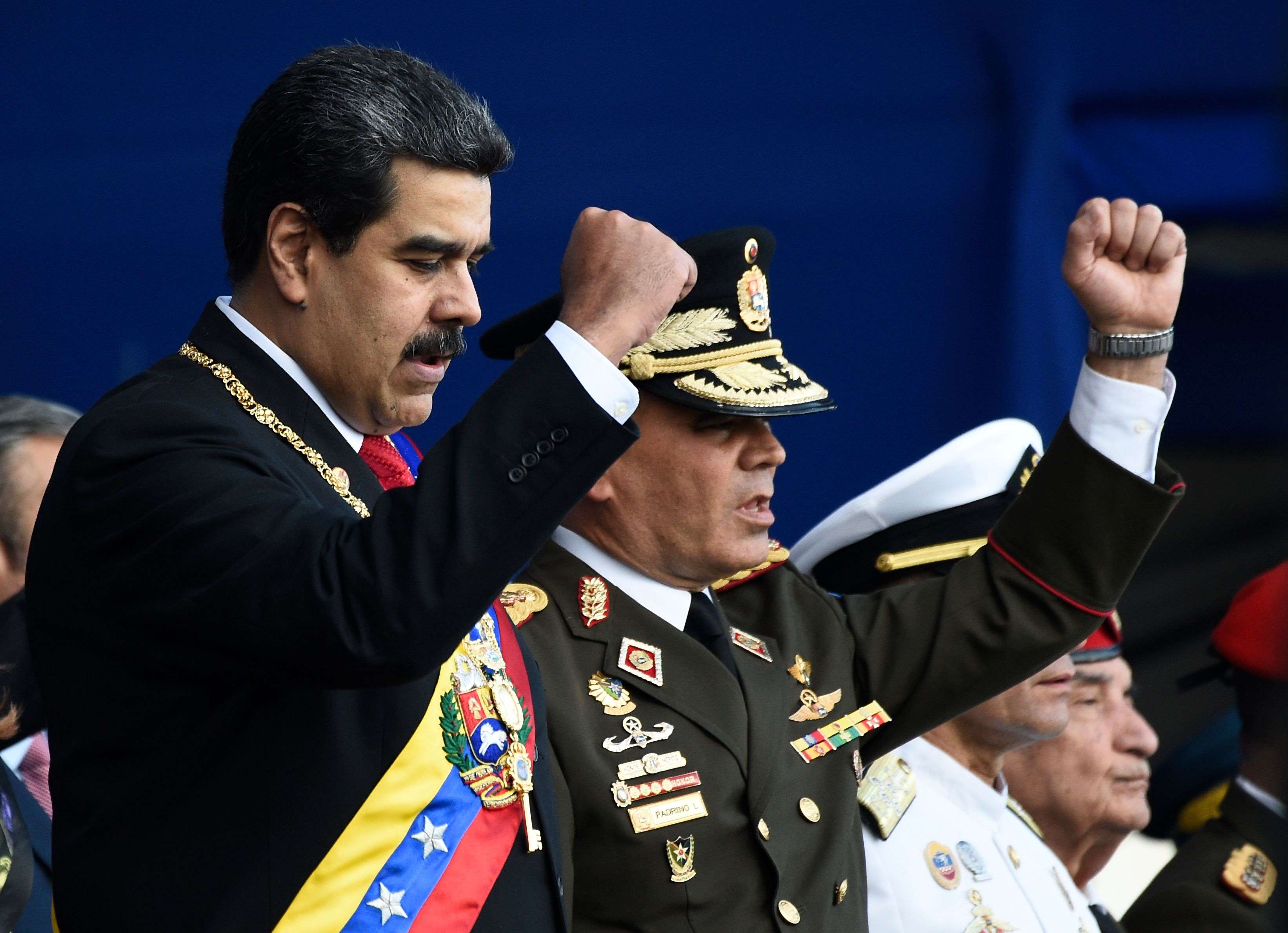الجيش الرهان الأخير لمادورو