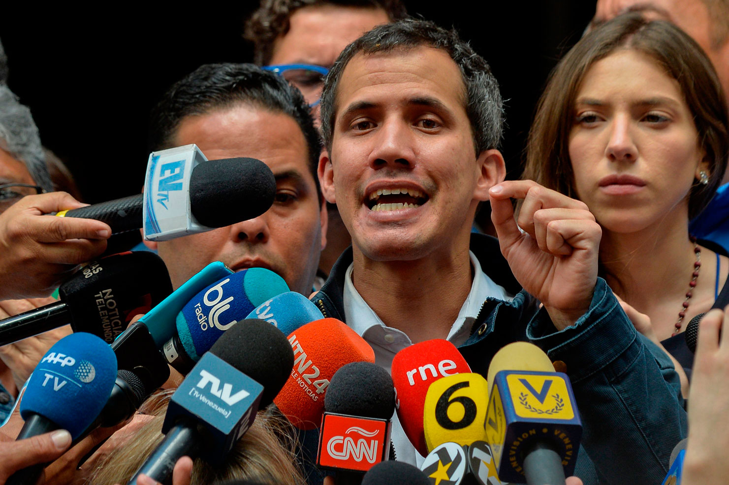 خوان غوايدو  زعيم المعارضة الذي أعلن نفسه رئيسا بالوكالة لفنزويلا