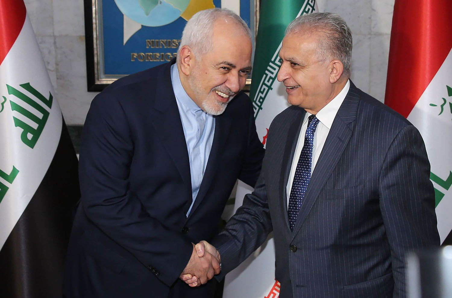 وزير الخارجية الإيراني محمد جواد ظريف يصافح وزير الخارجية العراقي محمد علي الحكيم