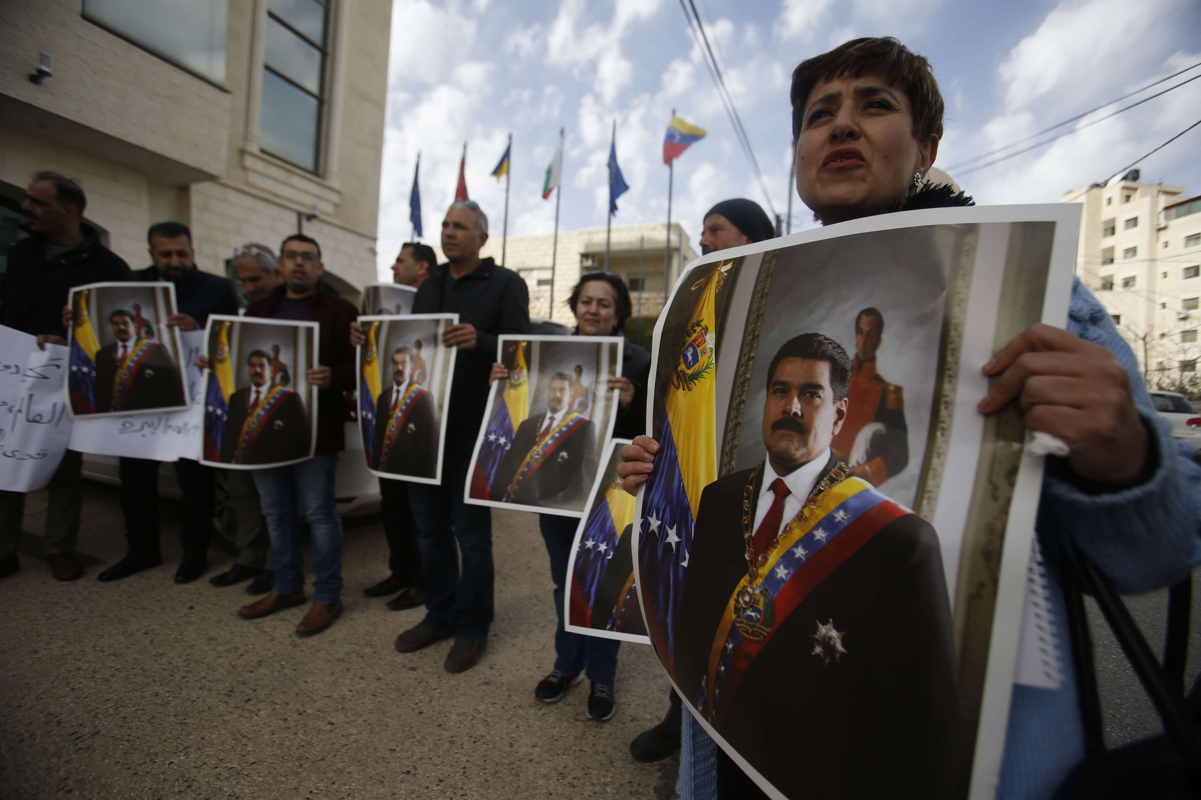 فلسطينييون يرفعون صور مادورو