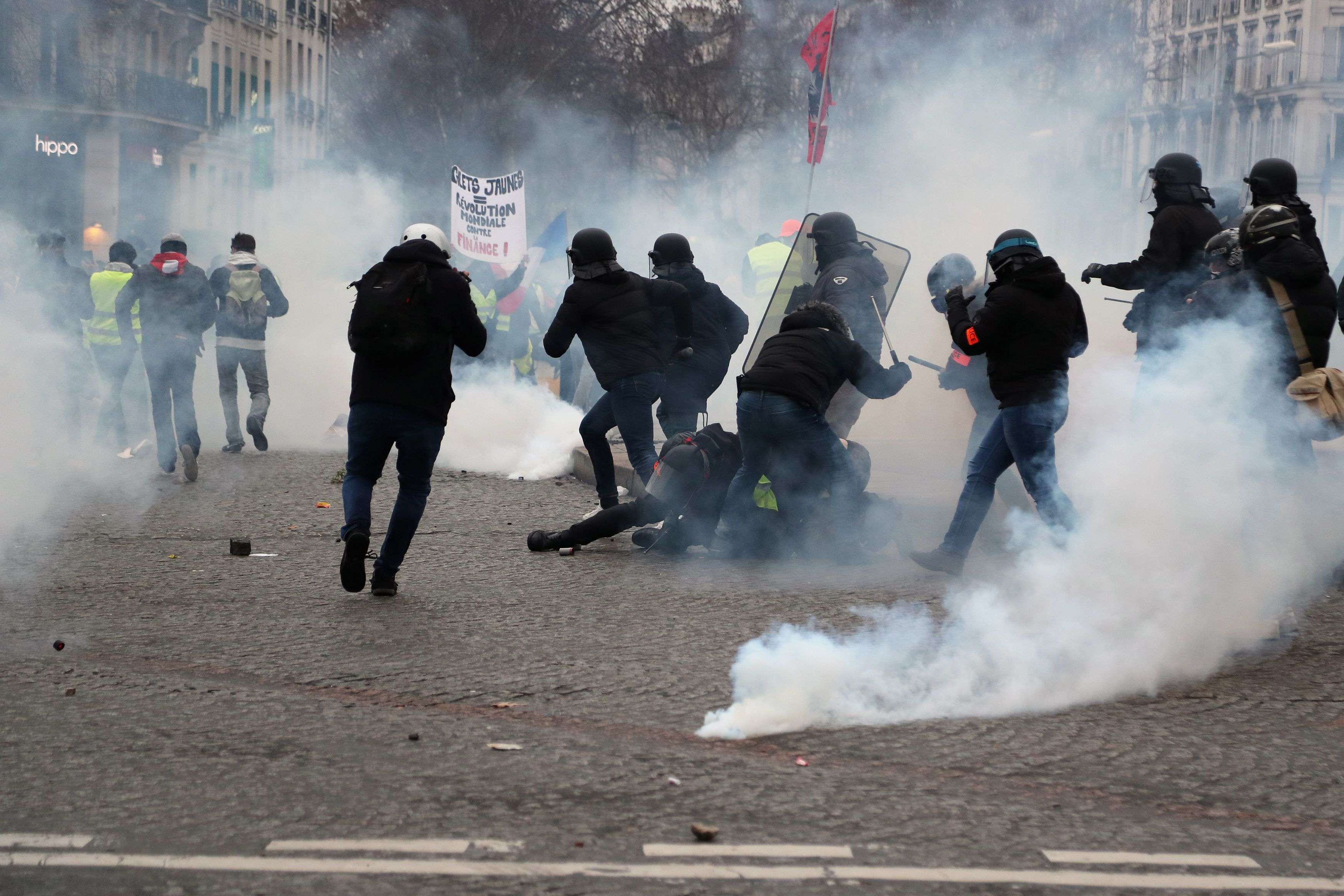 عنف الشرطة الفرنسية مع المحتجين