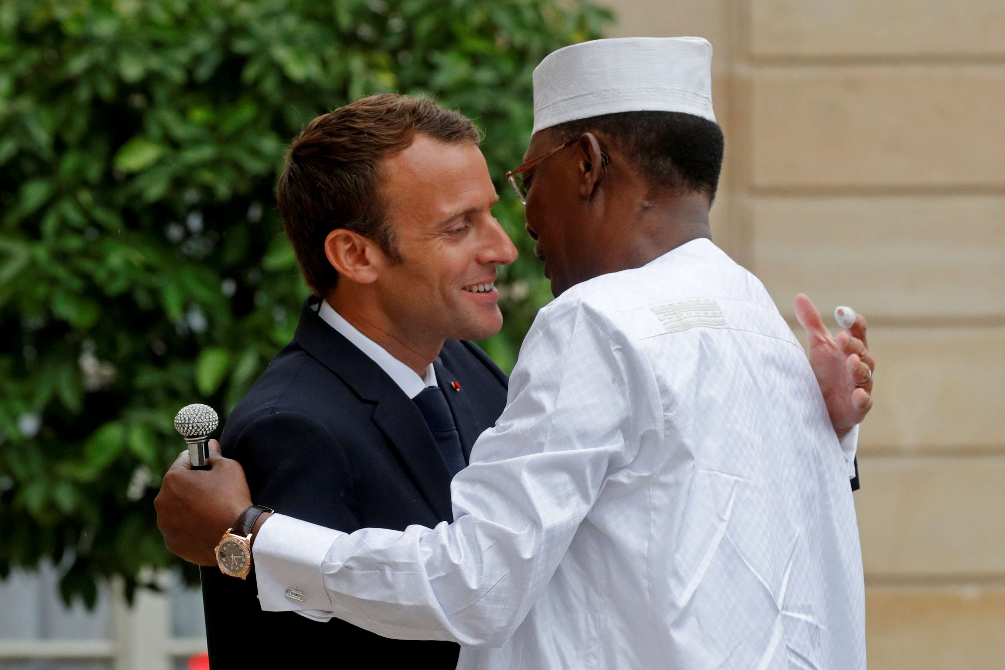الرئيس التشادي اثناء استقباله من الرئيس الفرنسي في الاليزيه