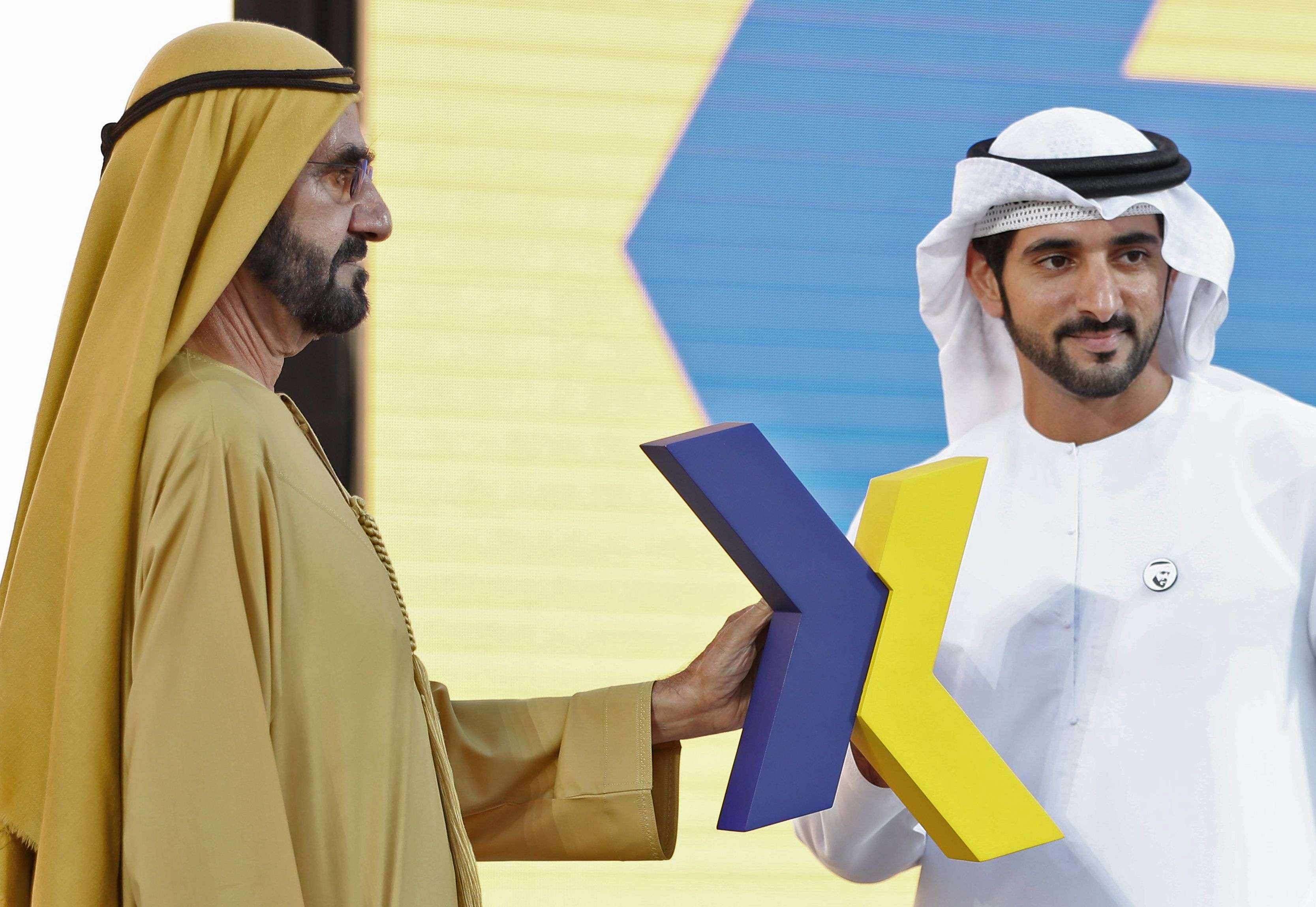حاكم دبي الشيخ محمد بن راشد آل مكتوم خلال يستعرض الشعار الجديد