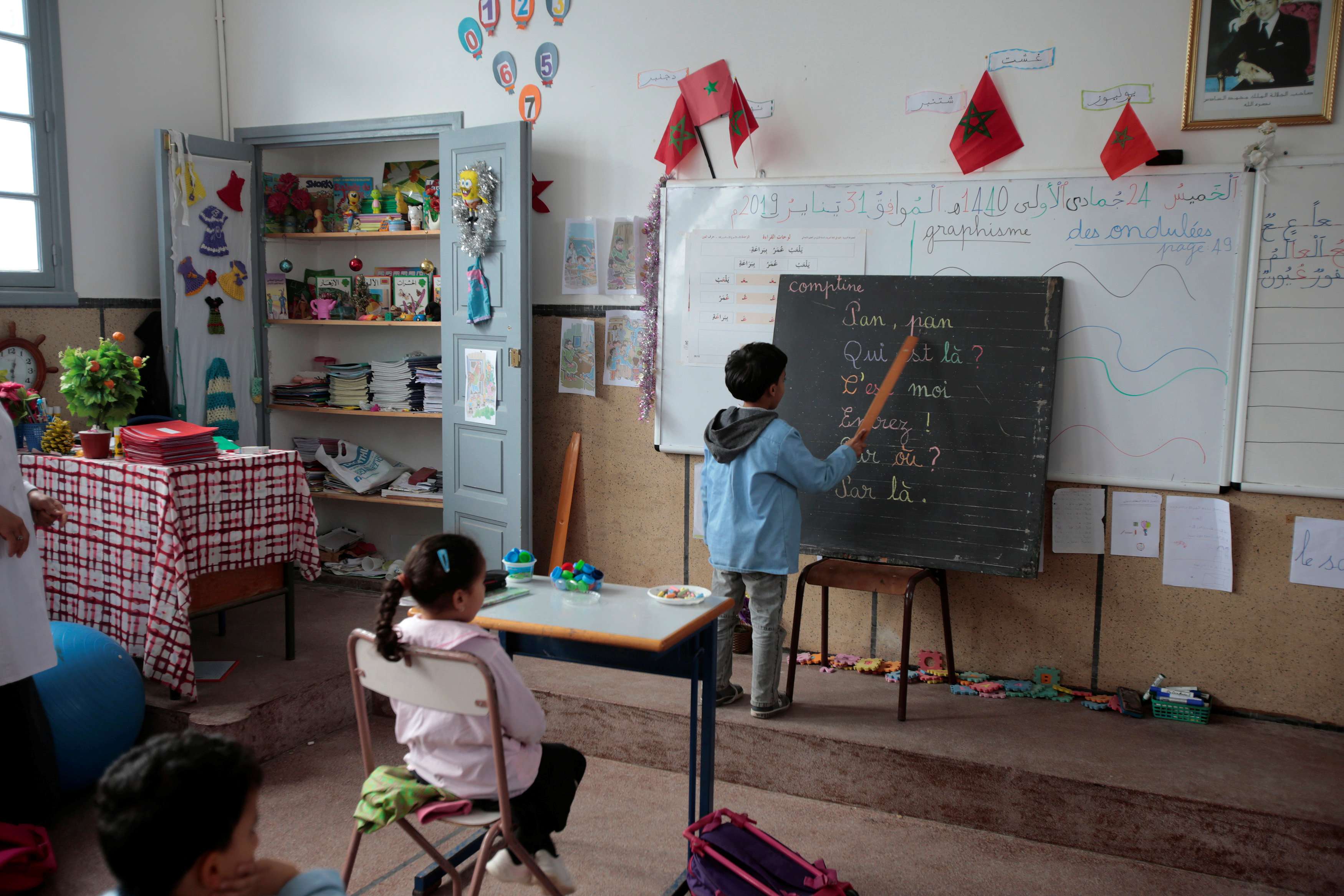 اطفال يدرسون الفرنسية في فصل مغربي