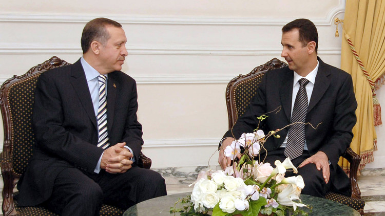 الرئيس السوري بشار الأسد في لقاء سابق قبل الثورة السورية مع رجب طيب اردوغان حين كان رئيسا للوزراء